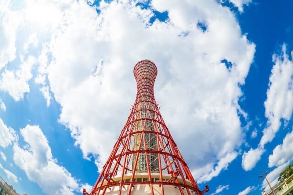 空に映える神戸ポートタワー
