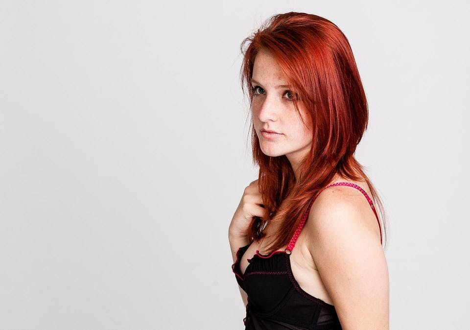 面長をカバーしている赤髪インナーカラーの女性