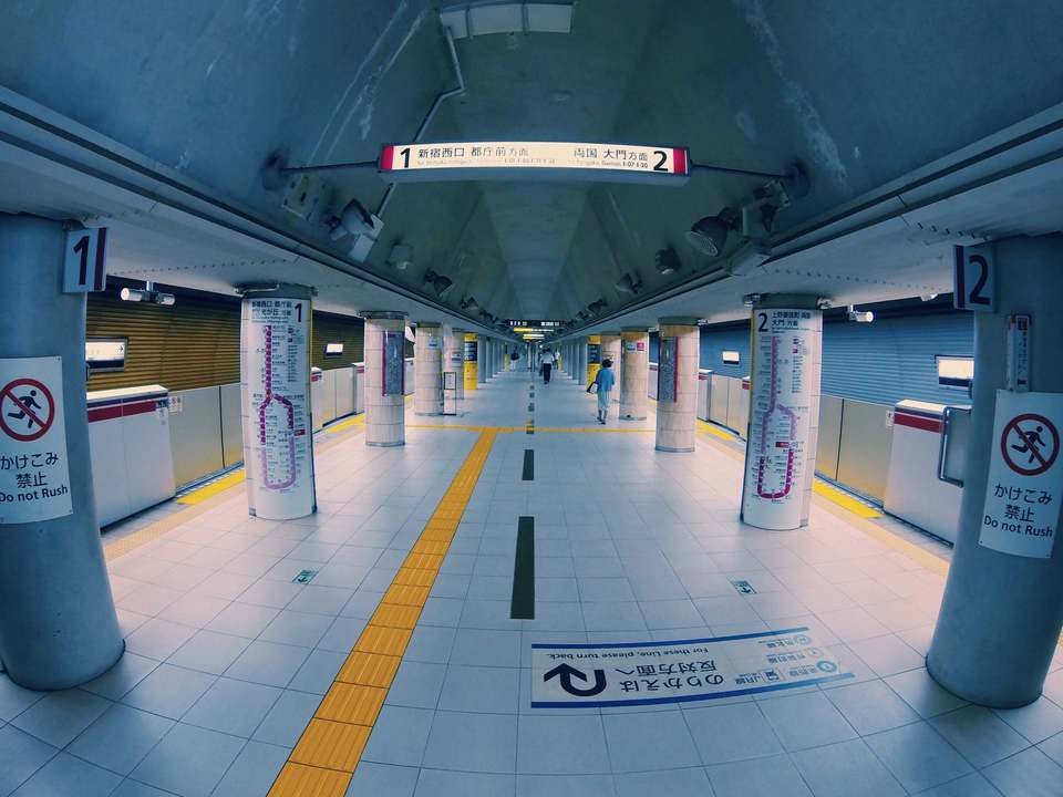 東京弁の駅のプラットホーム