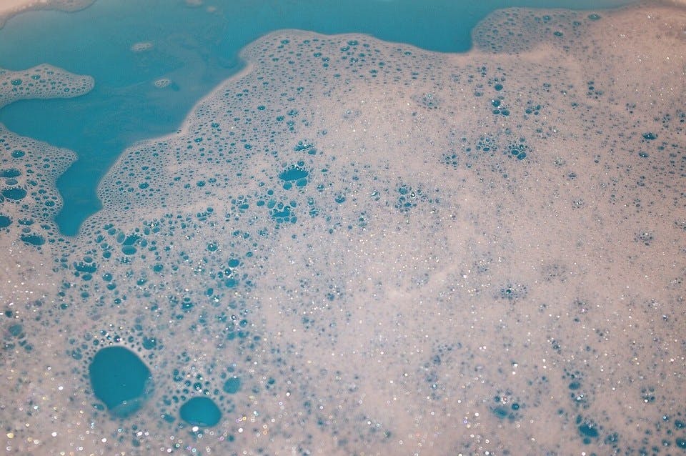 お風呂掃除洗剤の泡