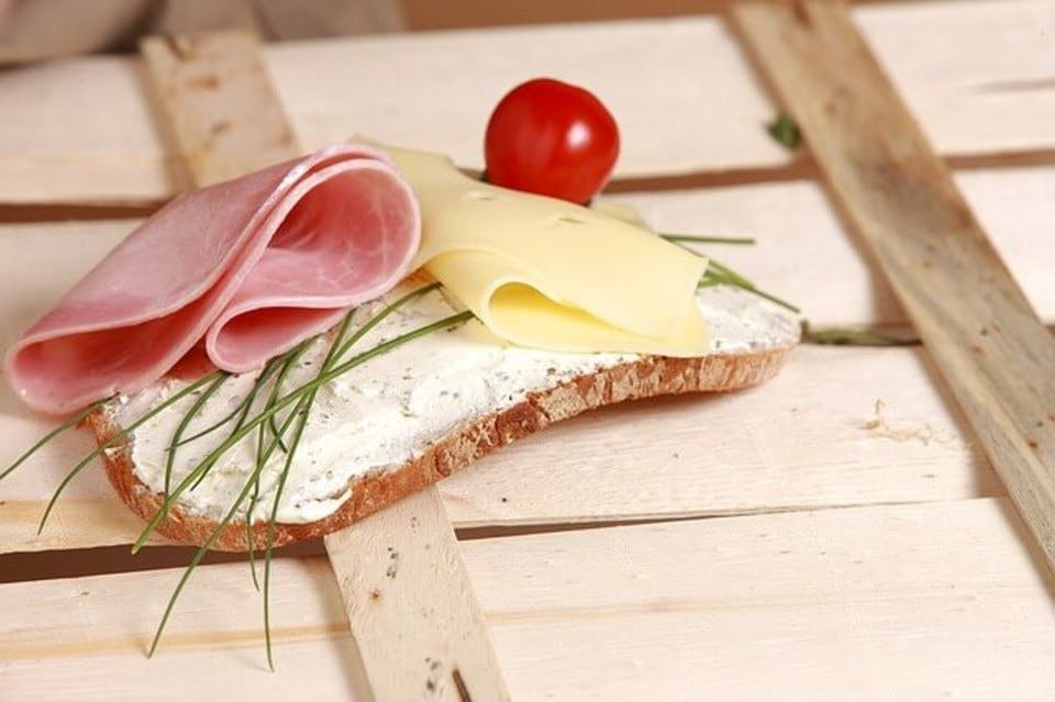 チーズとハード系のパン