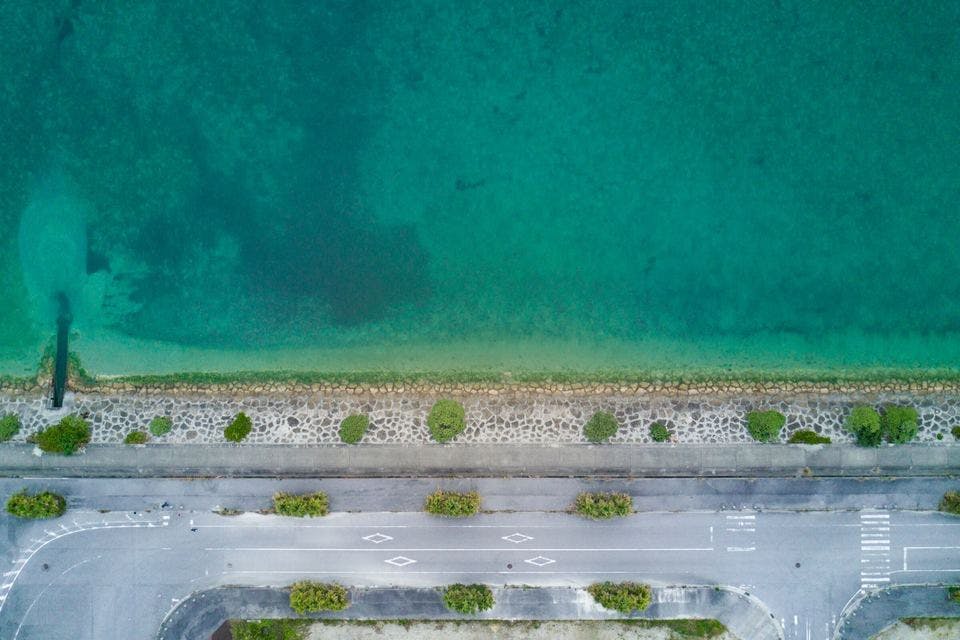 沖縄の海と道路