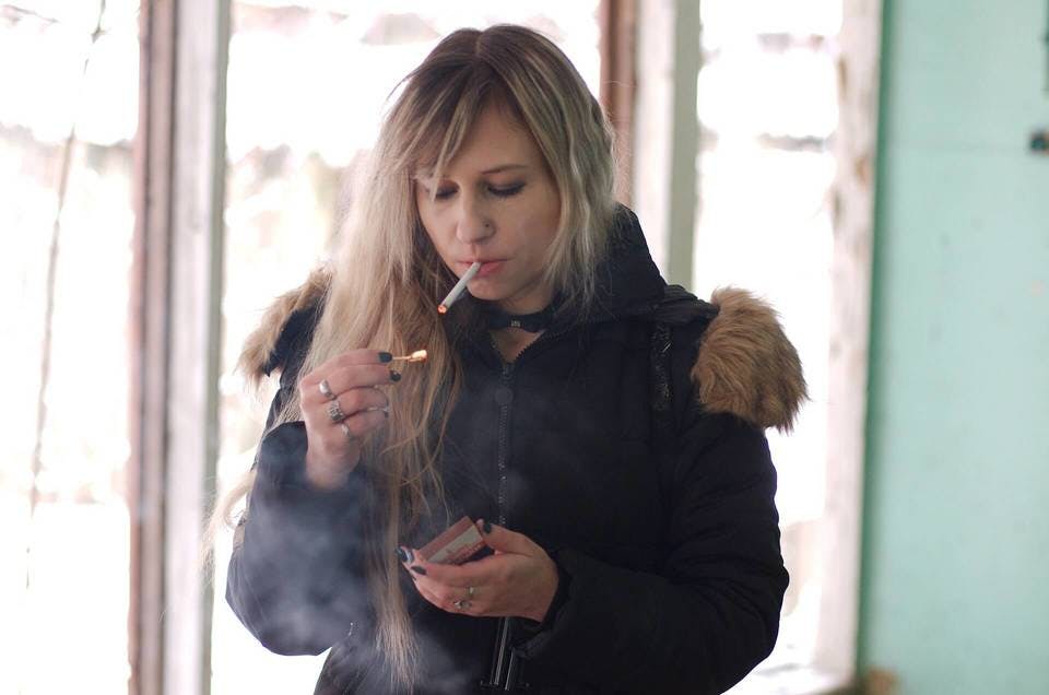煙草に火をつける女性