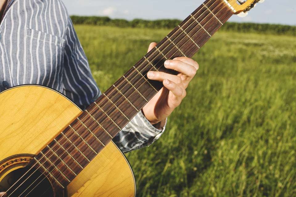 揚げ足取りをするギターの男性