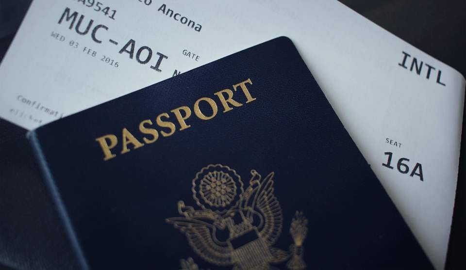 パスポートと航空チケット