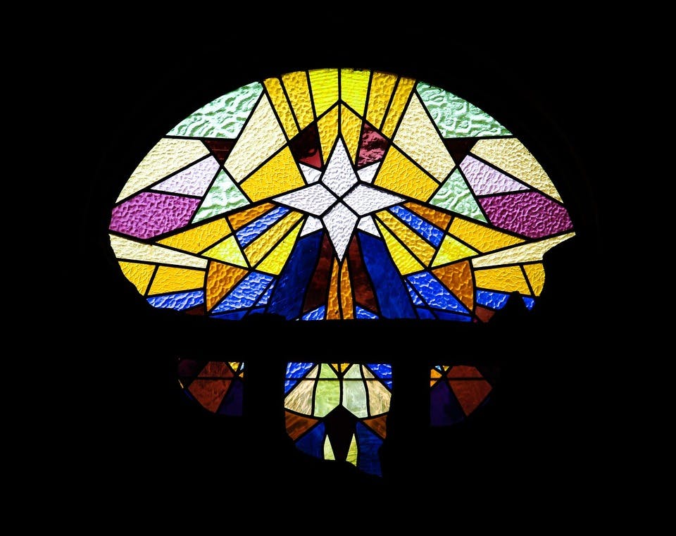 Large stained glass window 3333485 1280