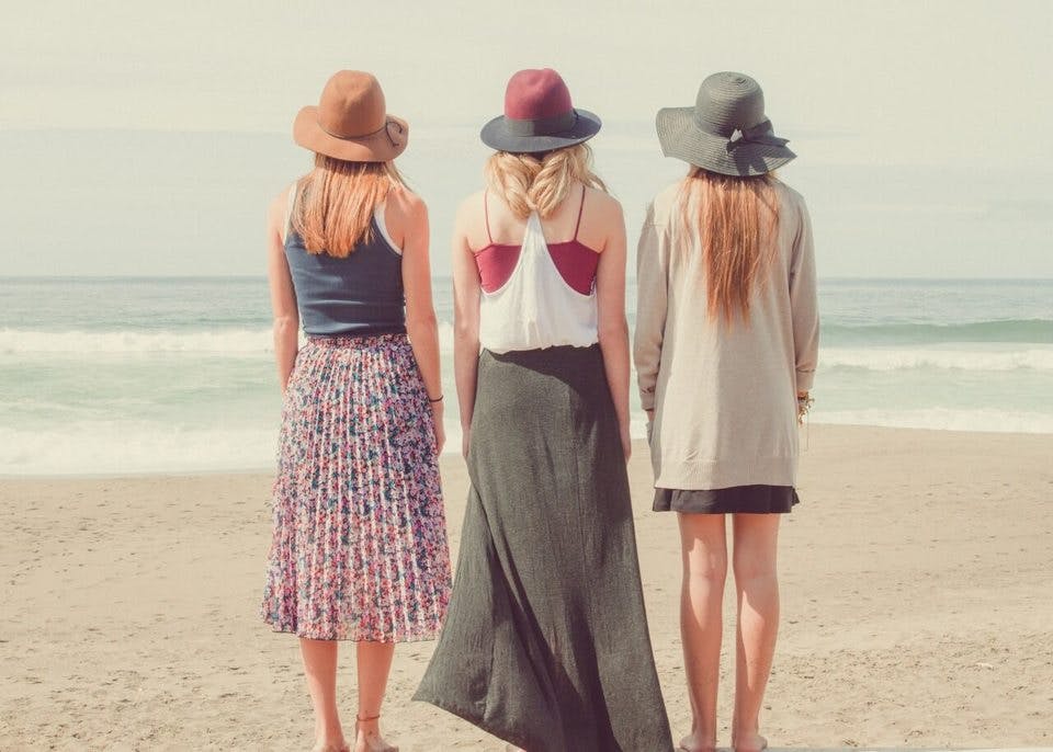 ビーチで佇む3姉妹真ん中っ子