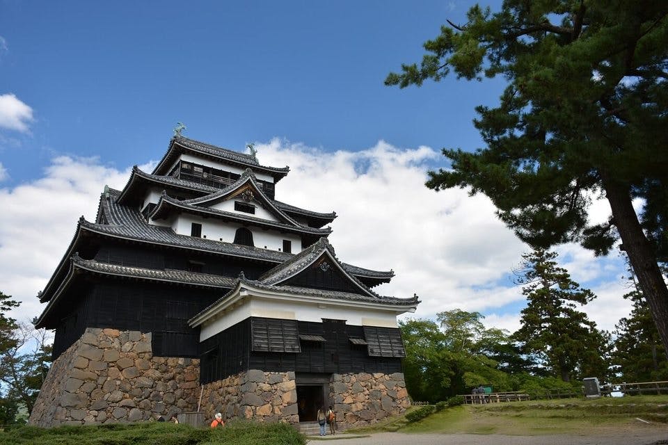島根の方言の松江城と青空