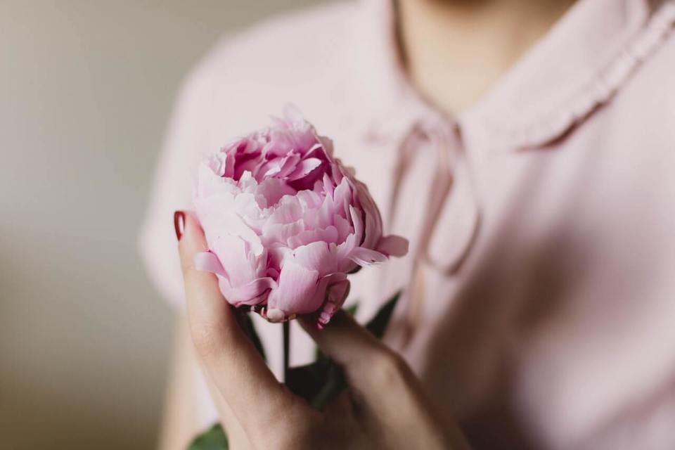 プルースト効果で花の香りを印象づける女性