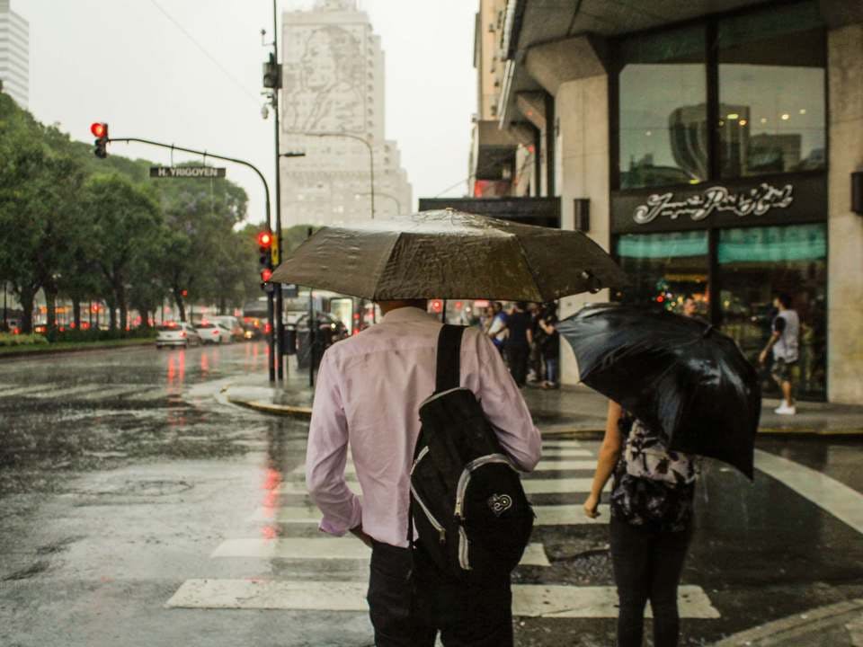 偏屈な男性と傘