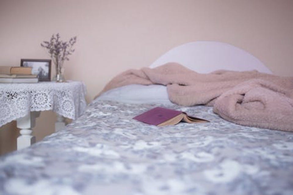 うつ伏せで寝る人の心理がわかる綺麗なベッド