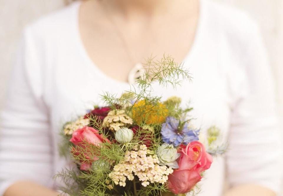 花束をプレゼントされた60代女性