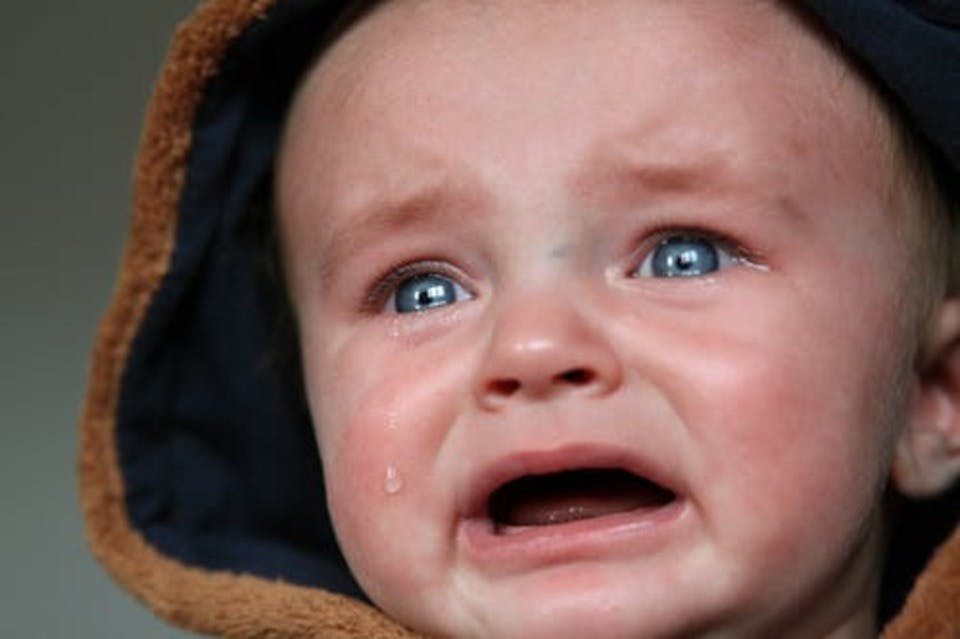 泣きそうになっている1歳半の赤ちゃん