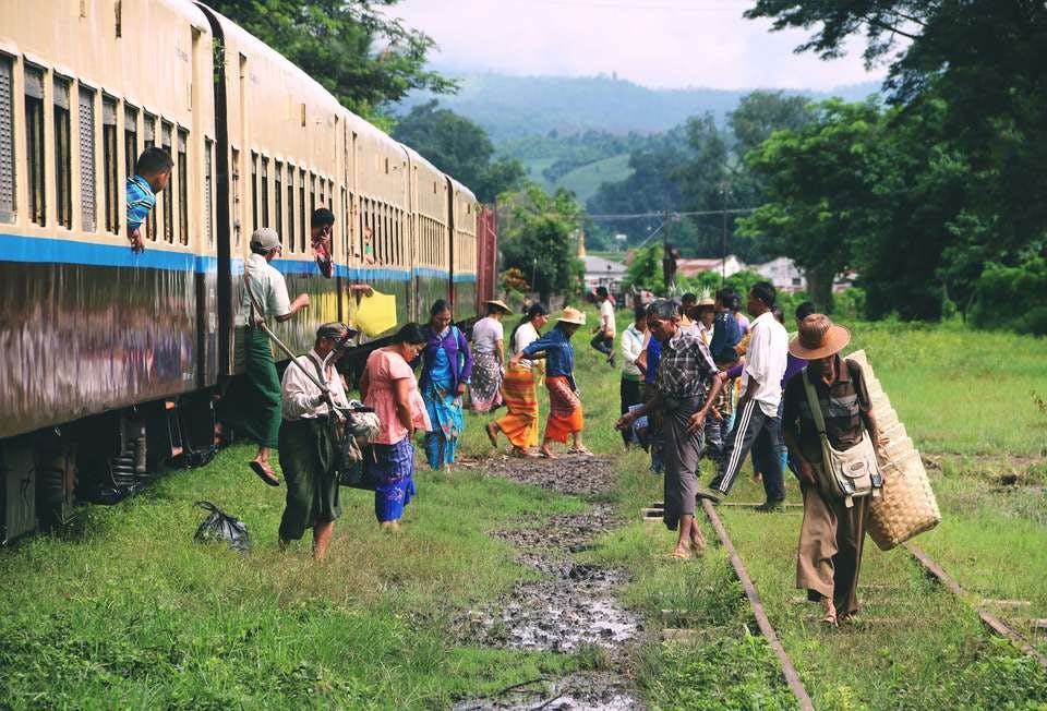 ミャンマー 電車を降りる人々