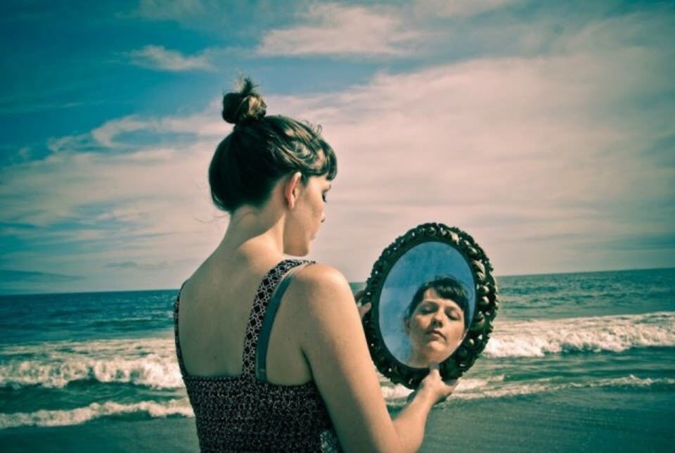 鏡と女性