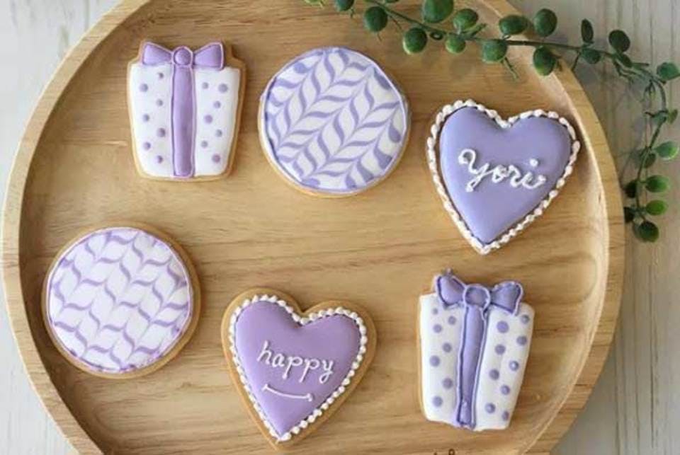 紫色のアイシングクッキー