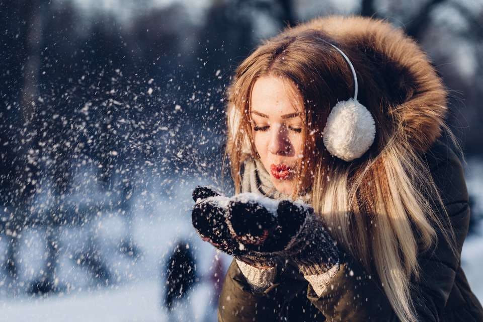 気温5度で雪遊びする女性