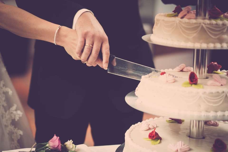 26歳で結婚した人のケーキ入刀写真