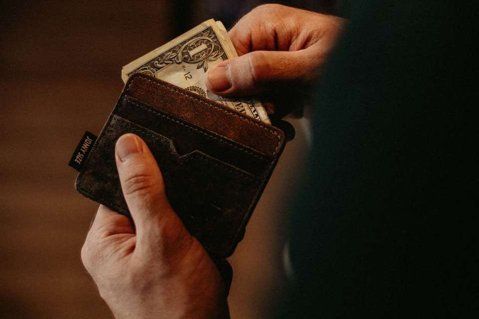 奢る人の財布