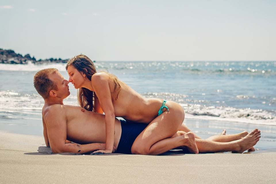 砂浜のエッチな女性と男性
