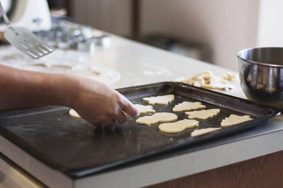 動画で作り方を確認しながら作るアイシングクッキー