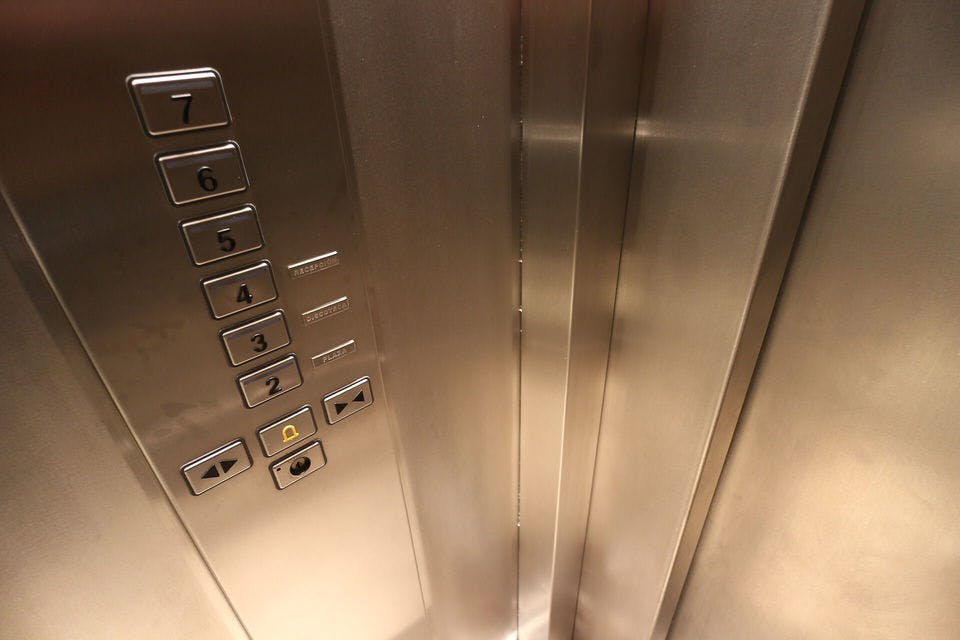 エレベーターでキスしている人から目線を外している人の視線