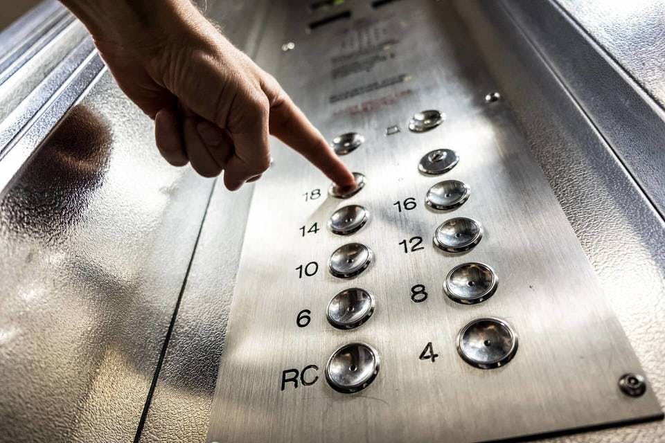 エレベーターでキスしている人をみて思わず押したボタン