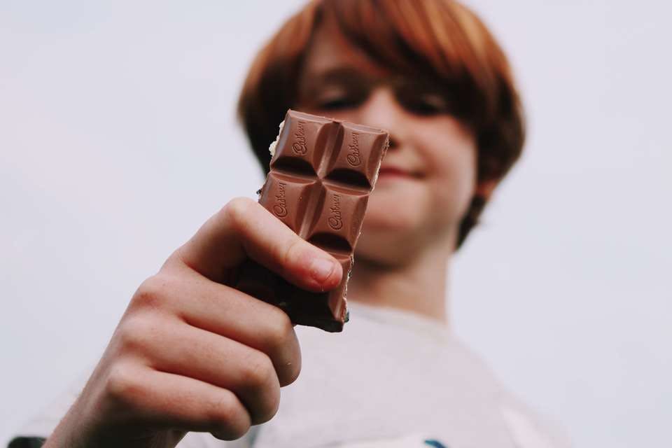 チョコを食べる男の子