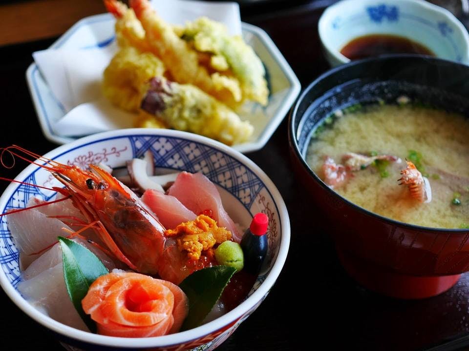 天ぷらが付いた海鮮丼定食