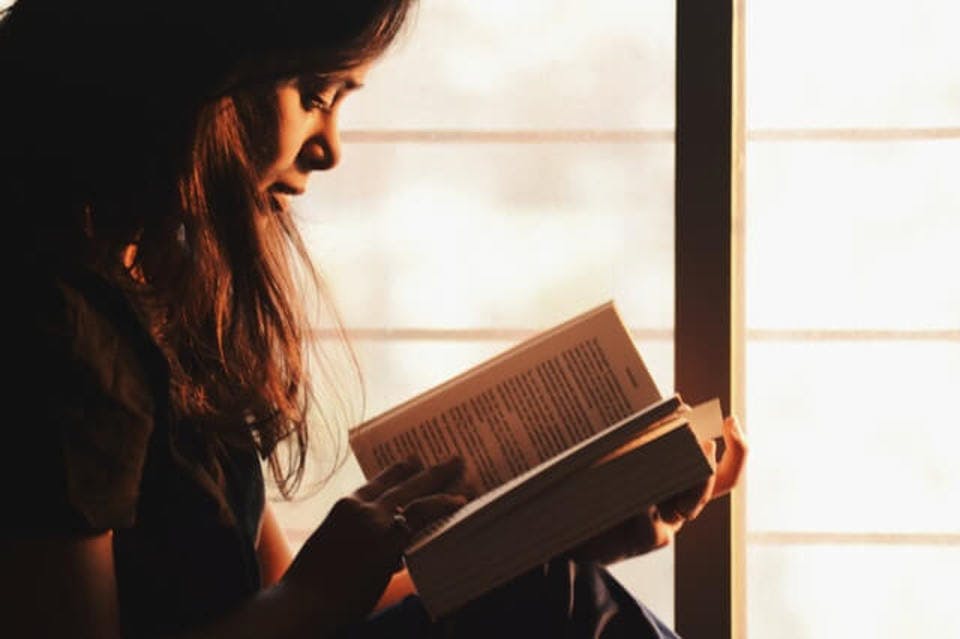 インドアで趣味の読書を楽しむ女性
