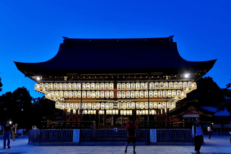 八坂神社、夜の社の様子