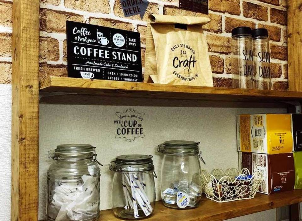 カフェ風キッチンにぴったりの棚DIY画像