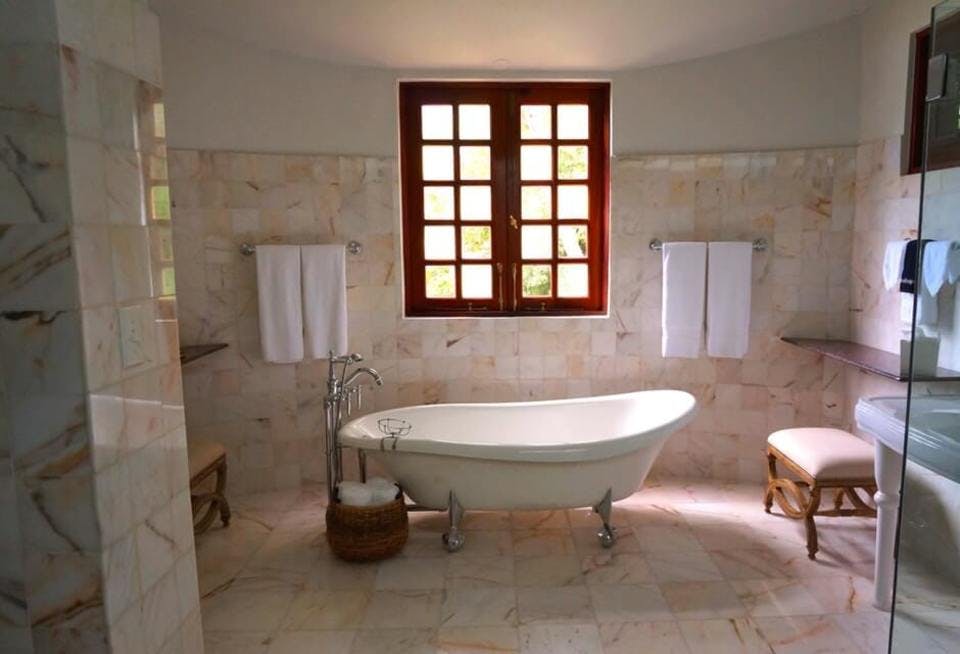 Large tiles window bathroom marble 105934  1 
