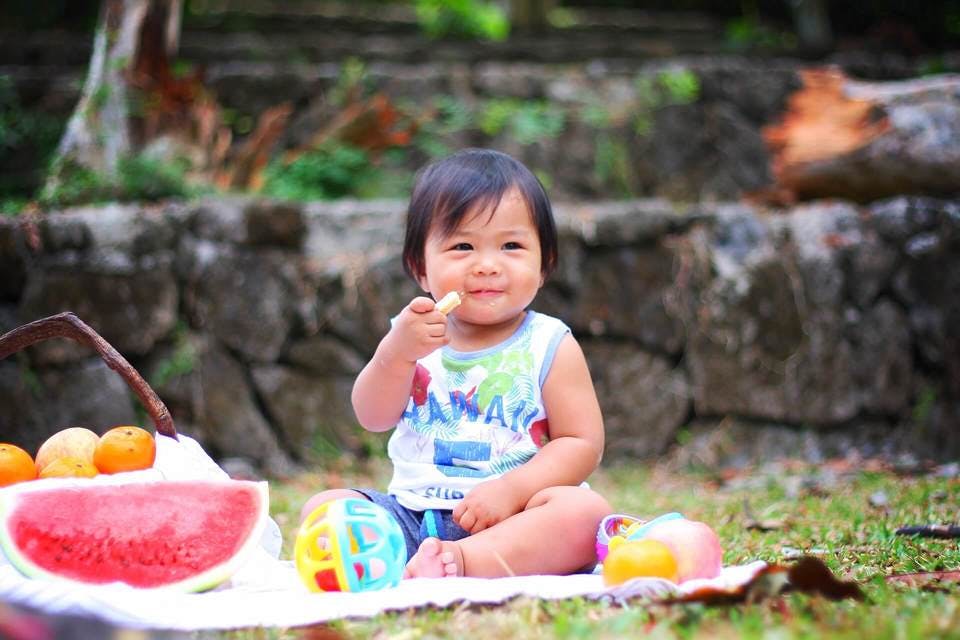 ご飯を食べる1歳10ヶ月の女の子