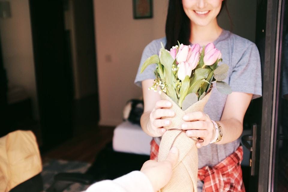 友情の花言葉を持つ花をもらった女性