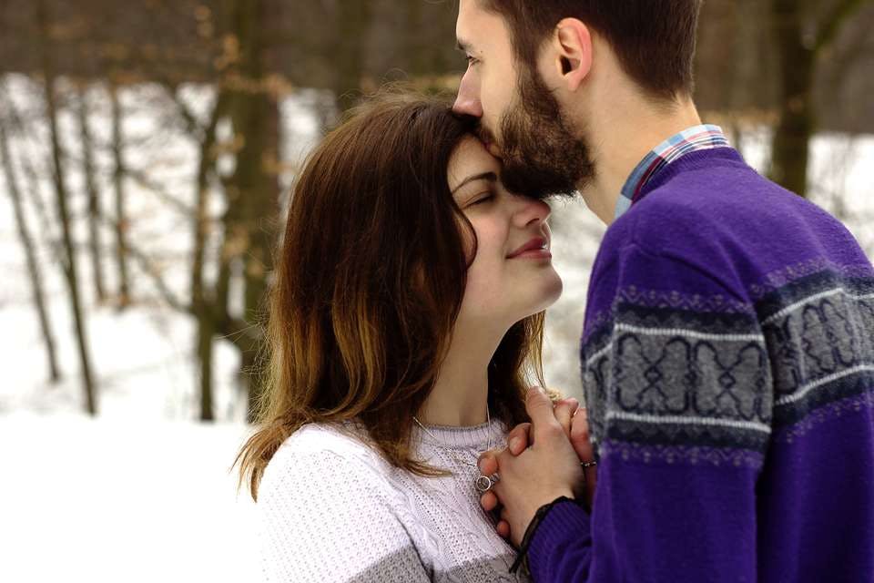 既婚者の男性と雪の中でキスをする