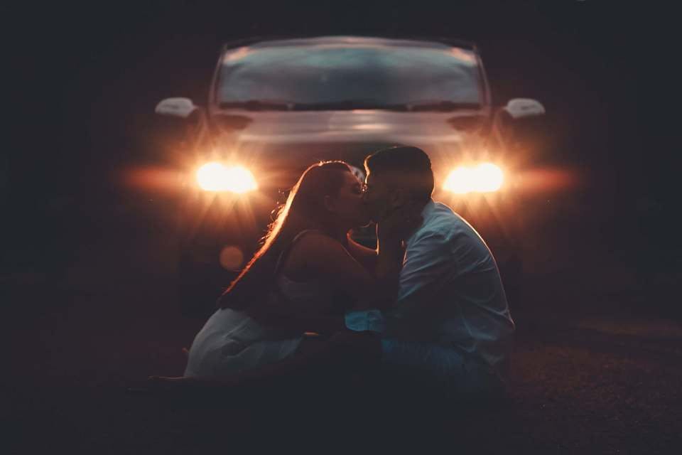 ドライブデートでキス中のカップル