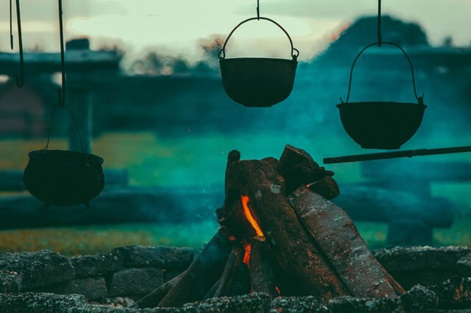 火に燻される鍋