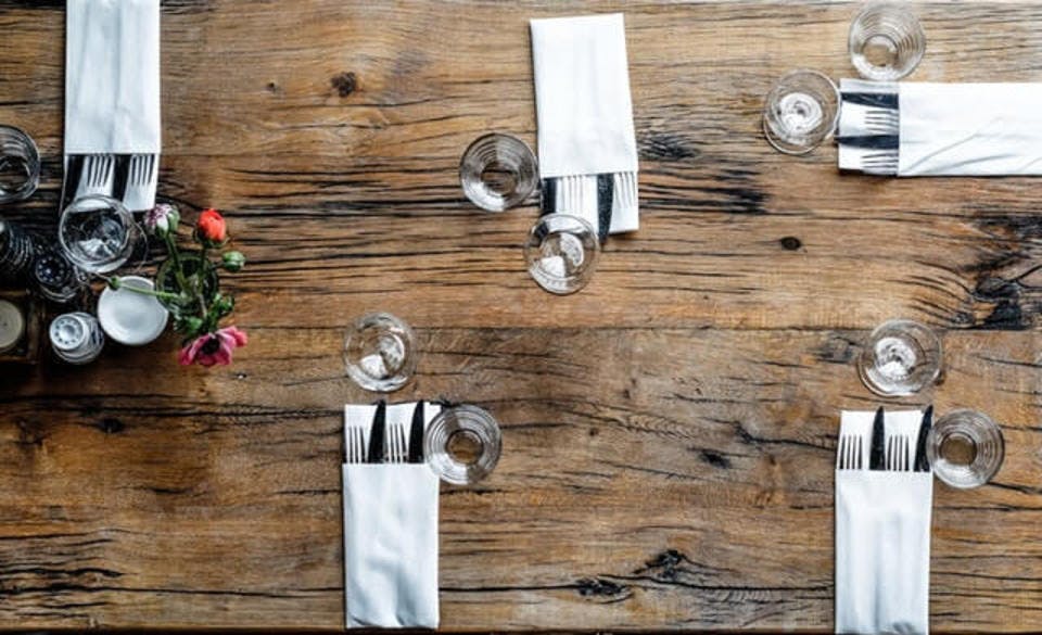 テーブルの上のナイフとフォーク食器