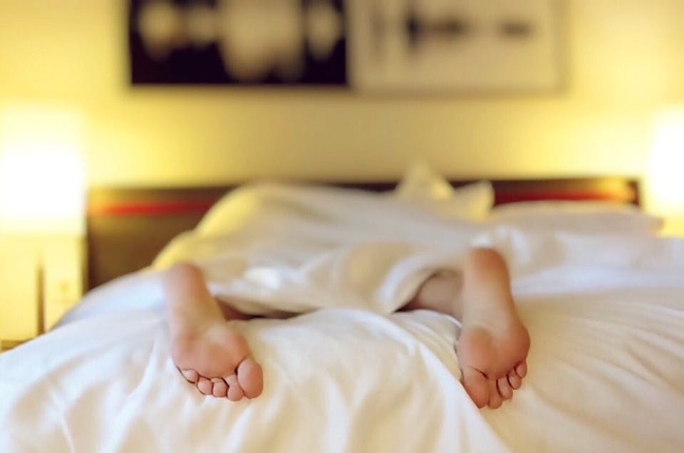 ベッドで横になる女性の足下