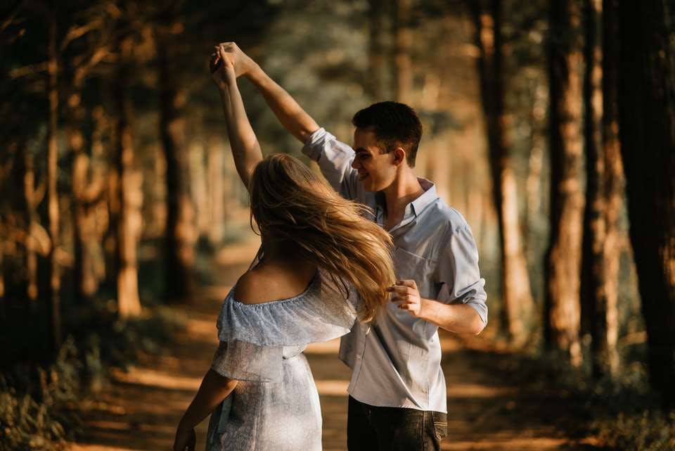 デートで手つなぎをしながら踊るカップル