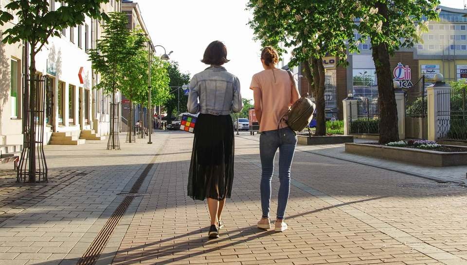 街を歩く2人の女性