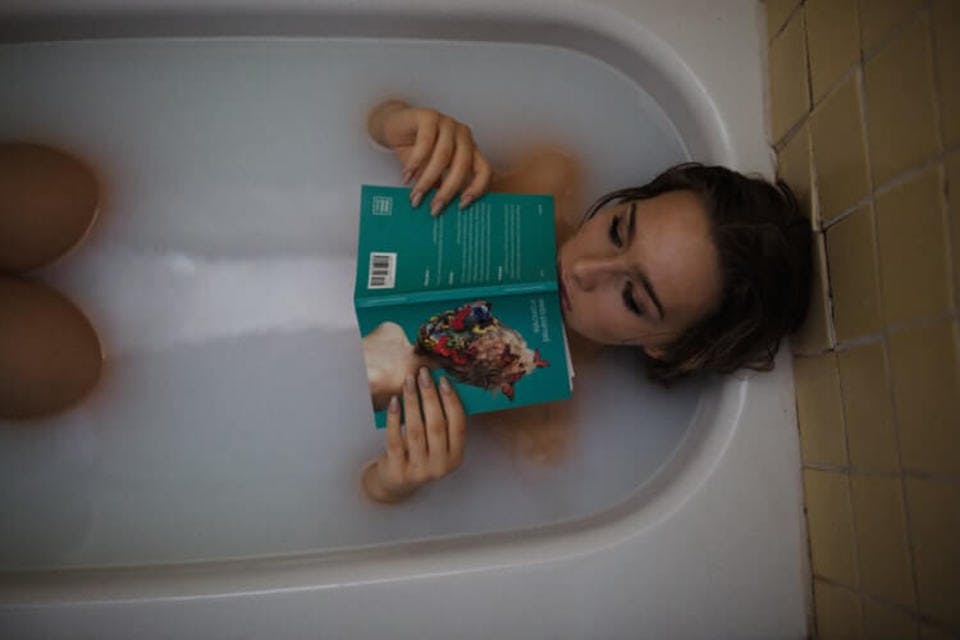 風呂で読書をする人