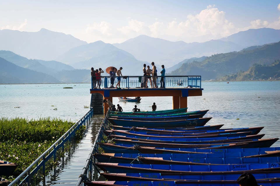 ネパールのフェワ湖とボート