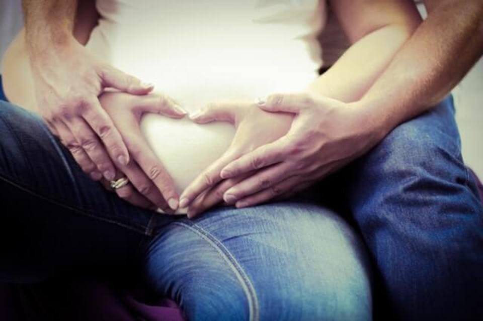 妊婦さんの手と男性の手でハート