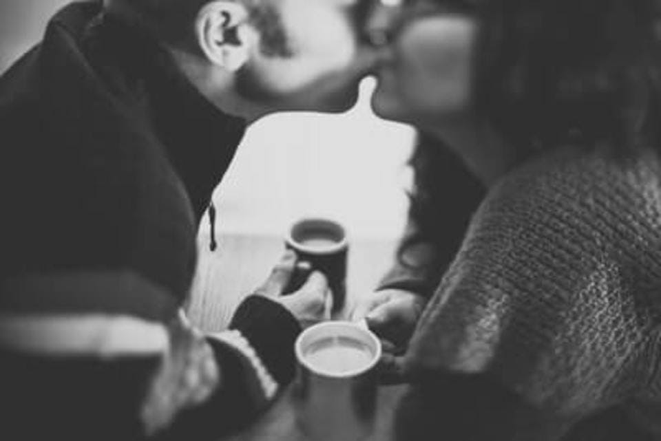 口移しキスをする男性心理11個！口移しキスのやり方や上手にするコツ