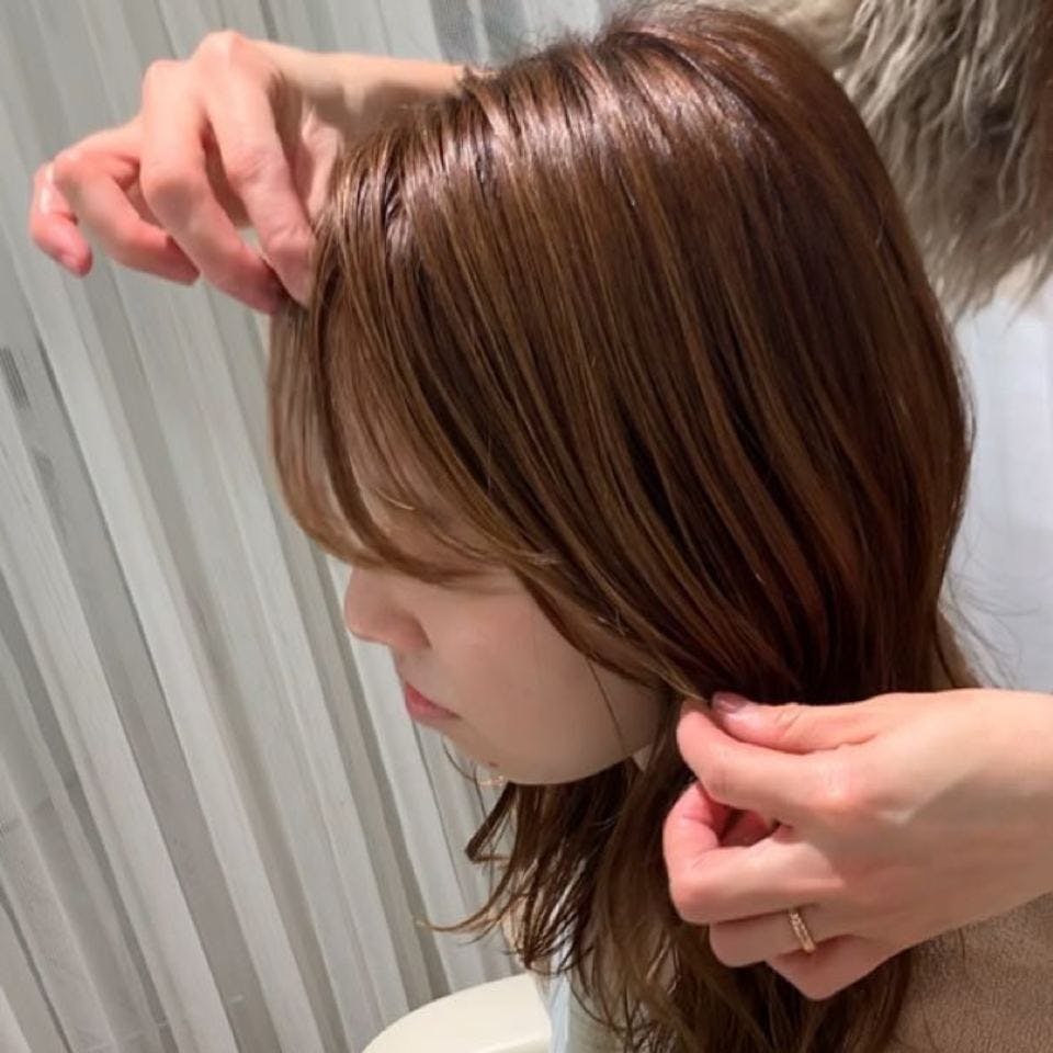 ウェットヘアの前髪を作る女性