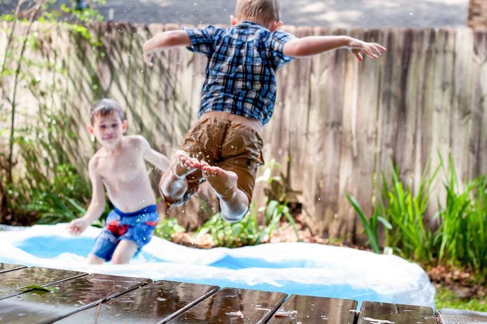 子供の遊具としてのトランポリンで「お庭でジャンプ」がこのタイトルです