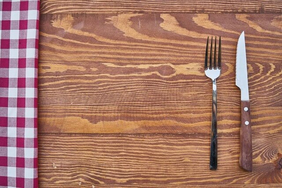 ナイフとフォークが並んでいるテーブル