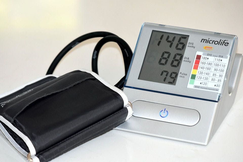 おすすめの上腕式血圧計で測定する